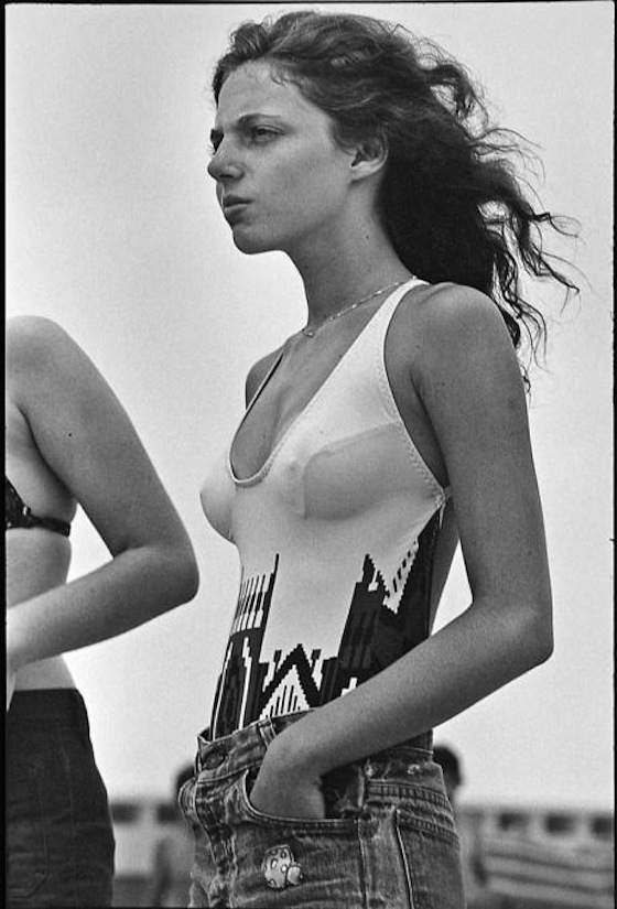 chica de los años 60 mirando la infinito fotografiada por Joseph Szabo 
