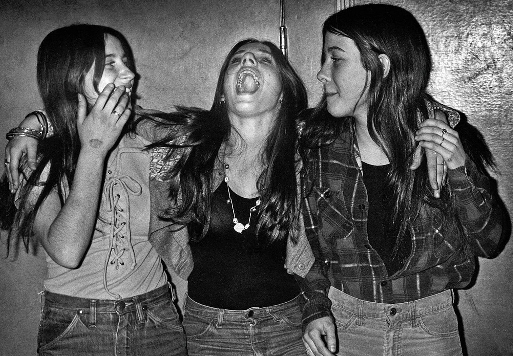 chicas adolescentes riendo, foto de Joseph Szabo 
