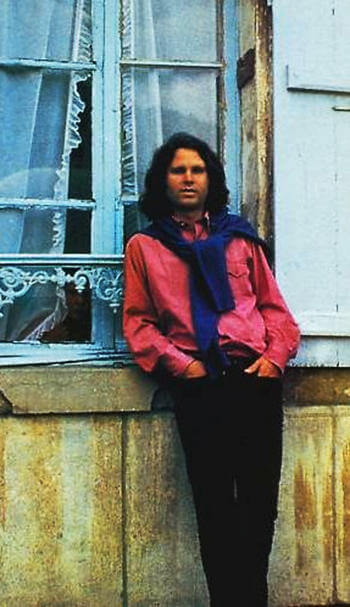 Fotografía de Jim Morrison de cuenpor entero bien vestido