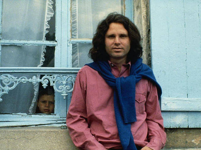  Jim Morrison en Paris posando con un jersey azul