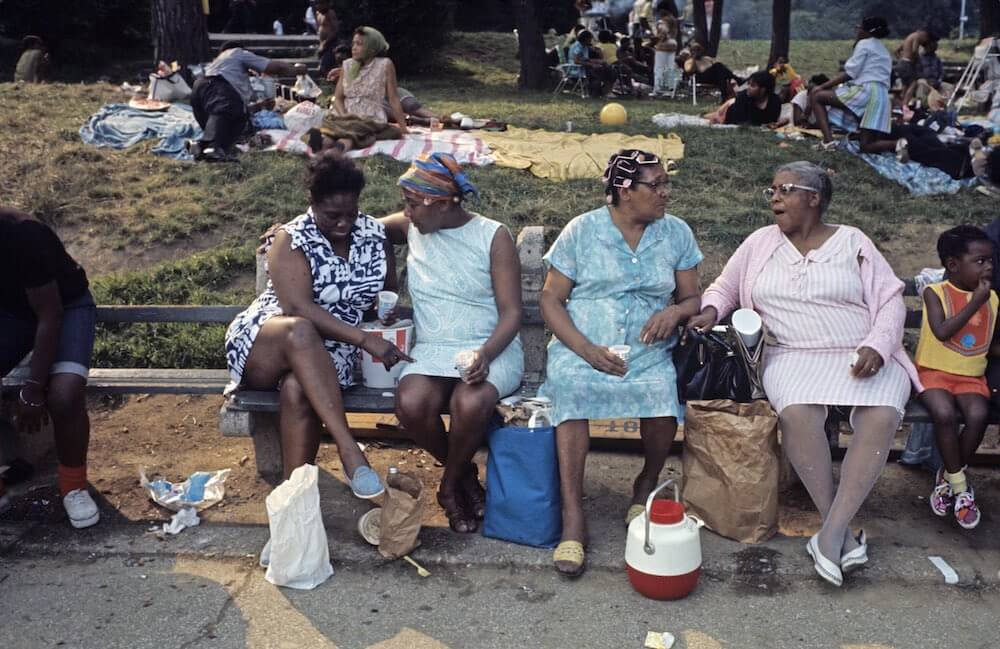 Harlem: The Ghetto. New York City- Harlem- juillet 1970: le ghetto; un groupe de femme afro-amÈricaines piquent-niquent sur un banc ‡ l'extrÈmitÈ nord de Central Park. (Photo by Jack Garofalo/Paris Match via Getty Images)