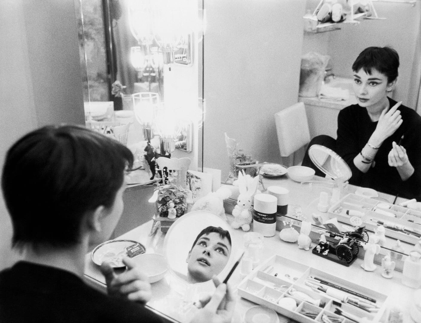 Audrey Hepburn Maquillandose frente al espejo