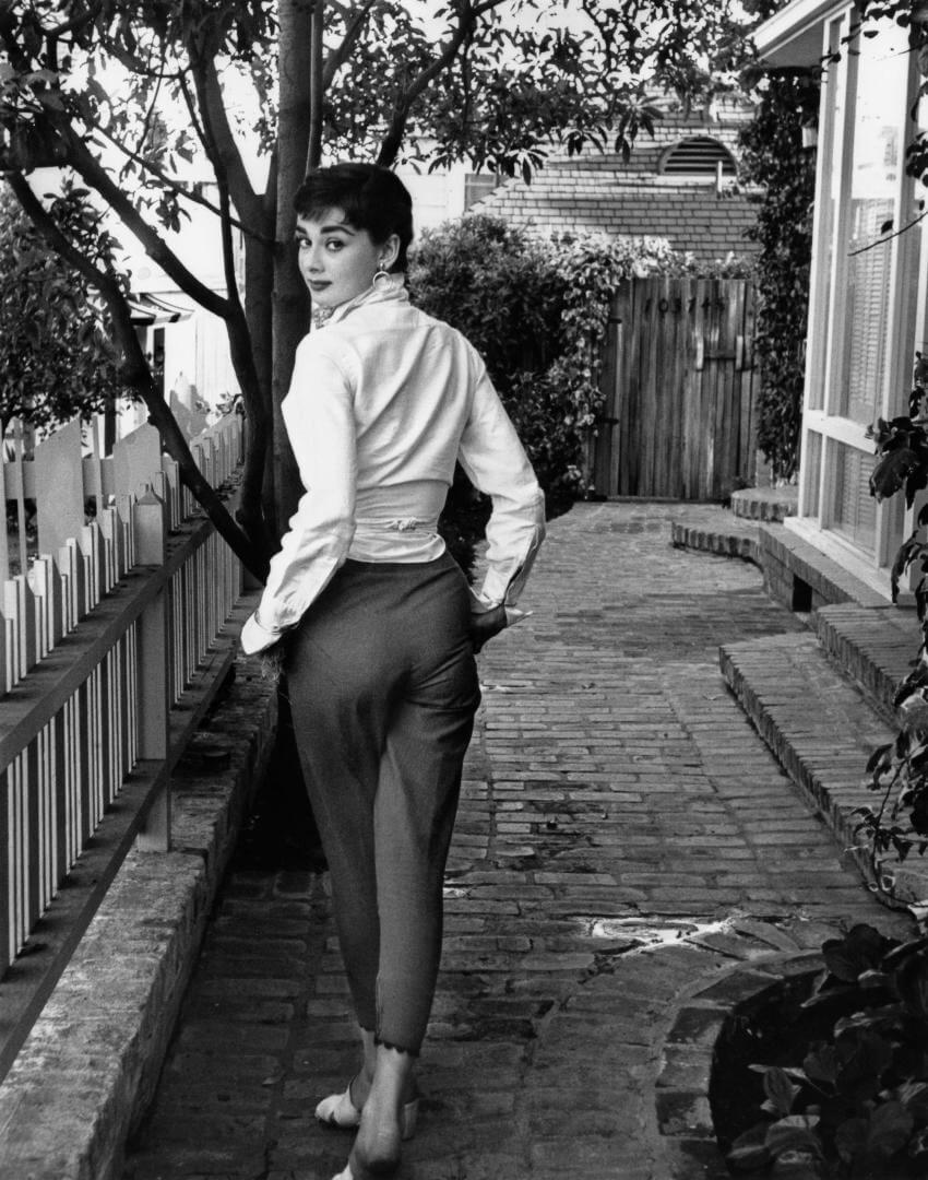 Audrey Hepburn de espaldas mirando a la cámara