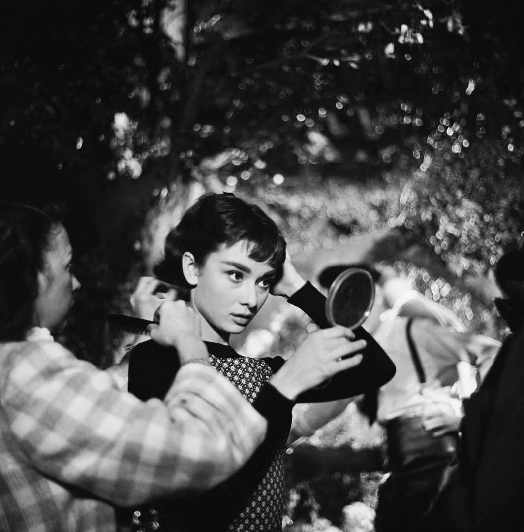 Audrey Hepburn mirandose al espejo antes de un rodaje
