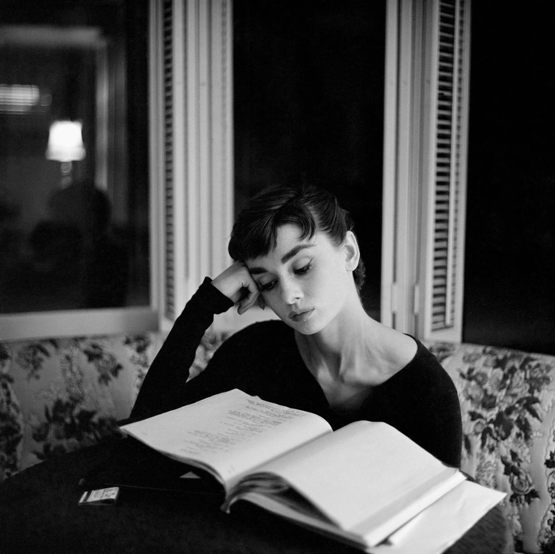 Audrey Hepburn leyendo el guión de una pelicula 