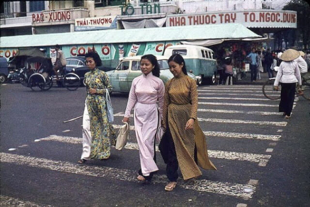 Mujeres cruzando por un paso de peatones en Saigon de los años 60