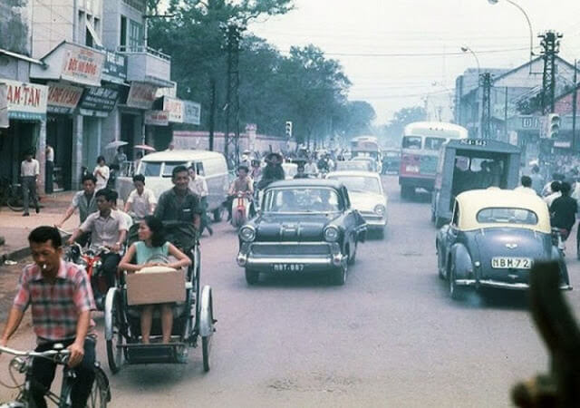 Calle de Saigon con coches y bicicletas en los años 70
