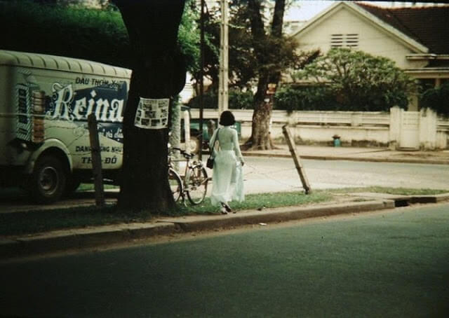 Mujer paseando por una calle de Saigon, 1972