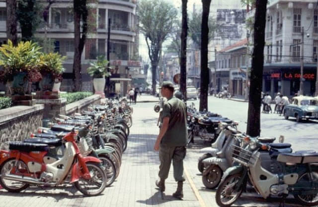 Calle con motos aparcadas en Saigon