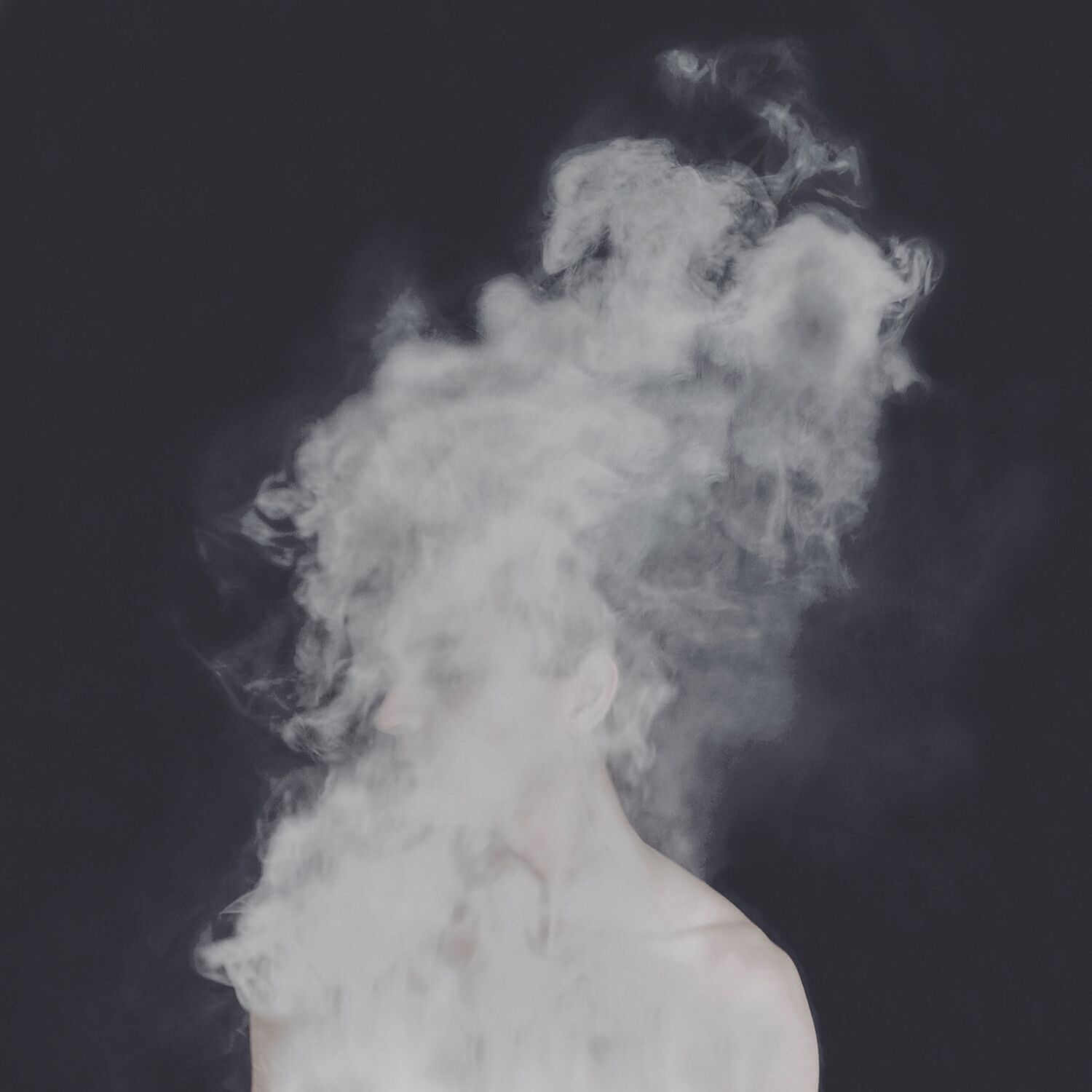 Fotografía surrealista de cuerpo humano deshaciendose en humo