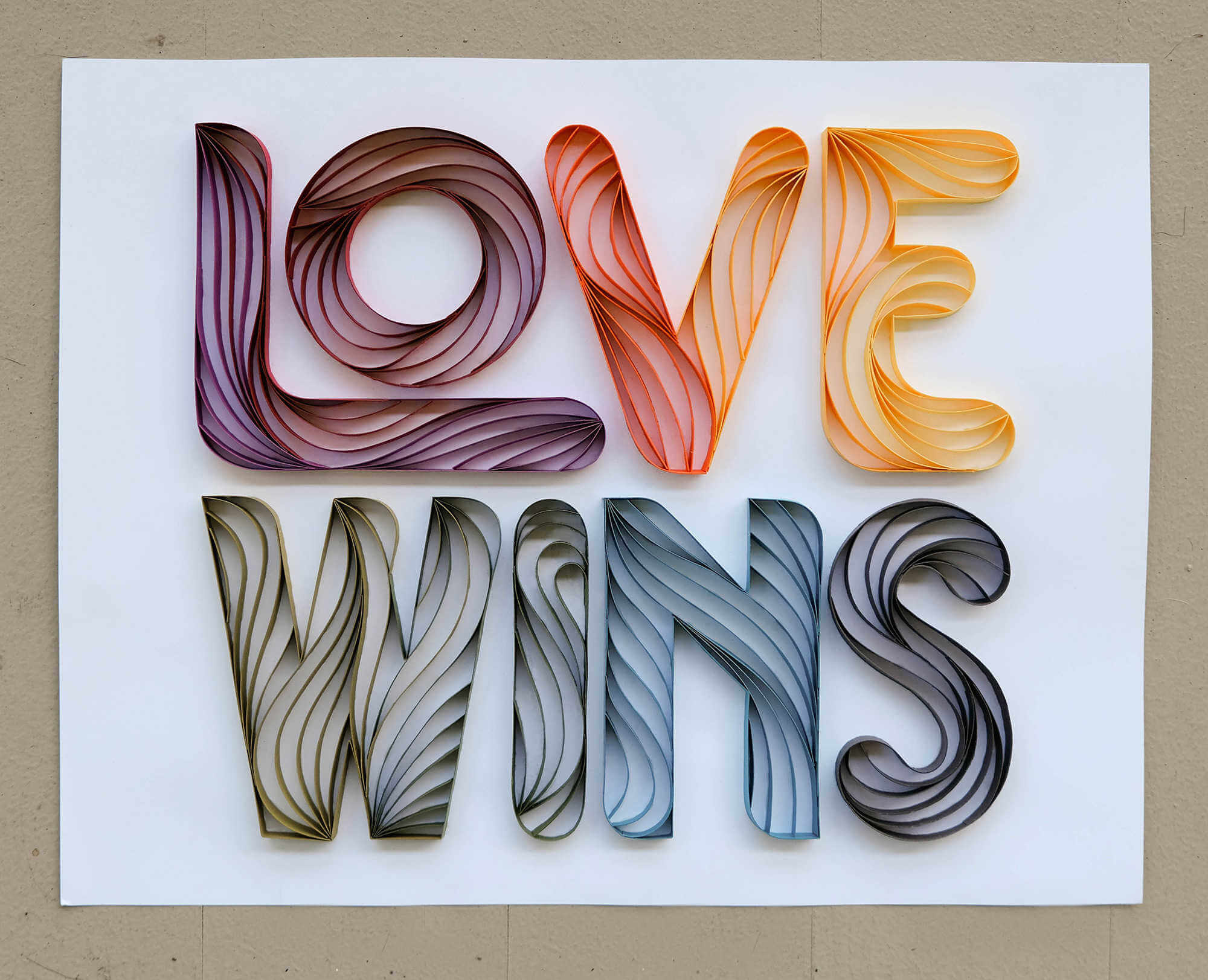love wins lettering en papel