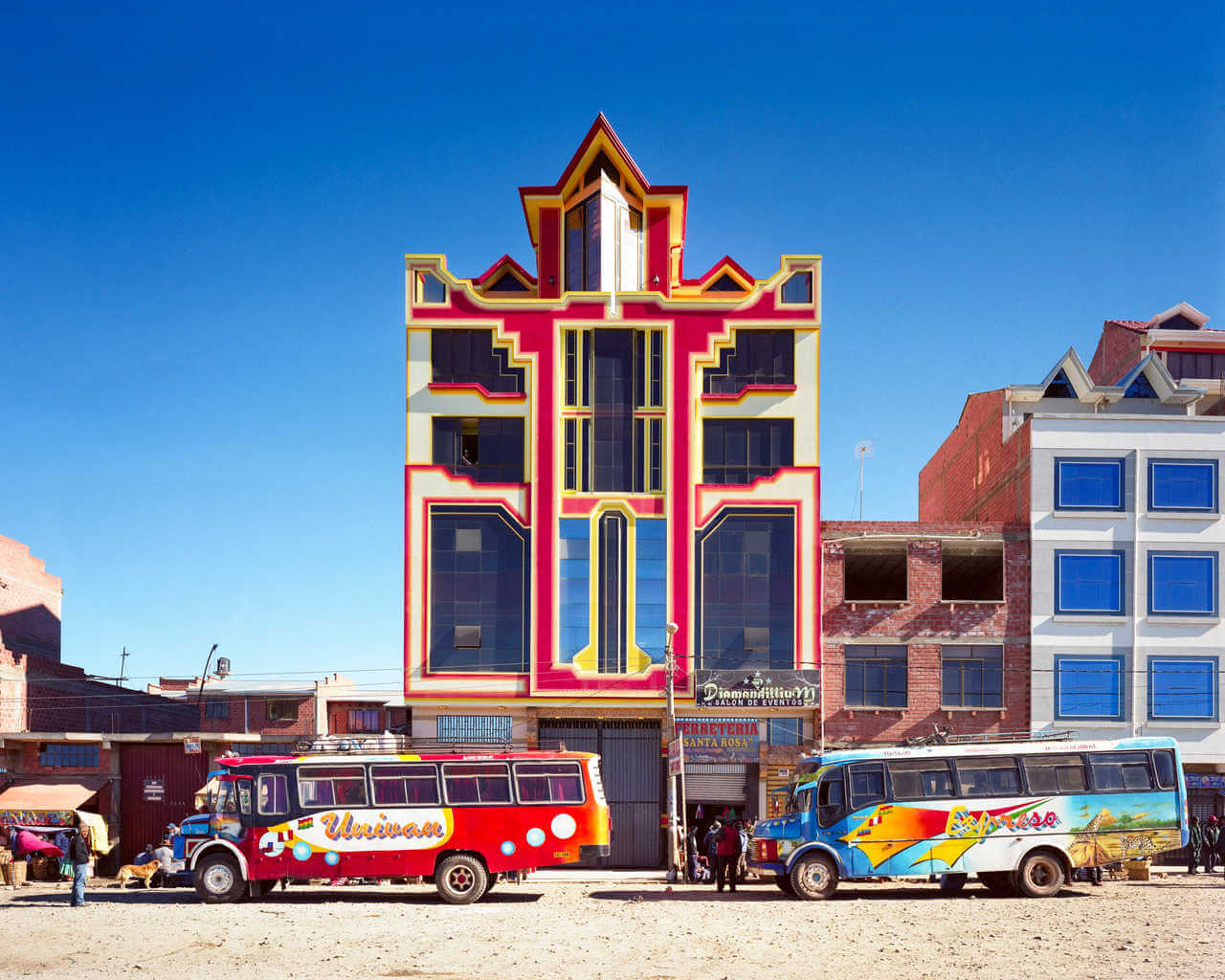 arquitectura colorida en las calles de el alto en bolivia
