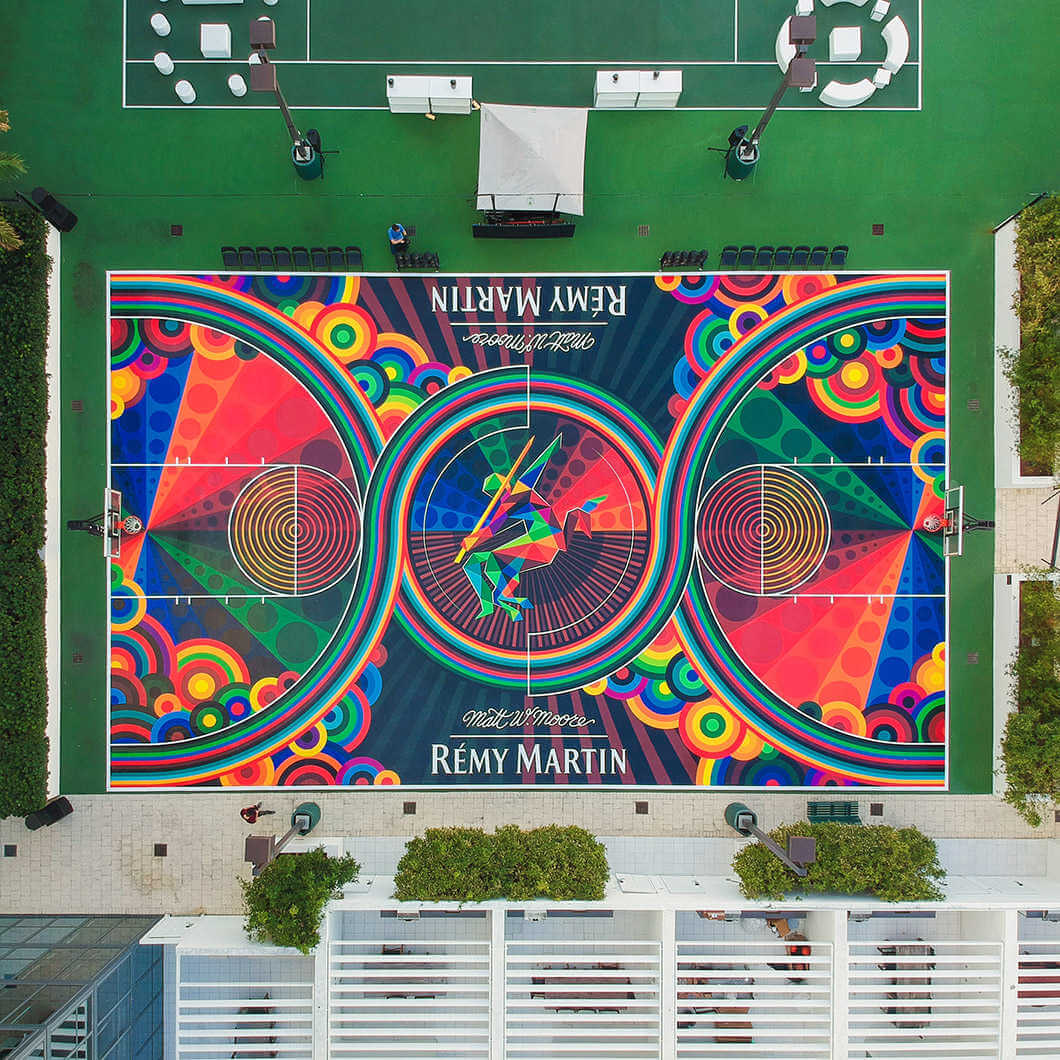 diseño colorido en campo de baloncesto
