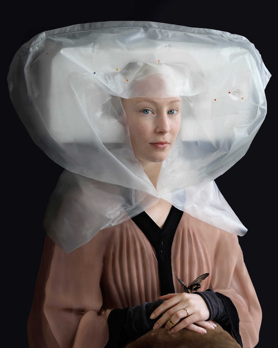 Fotografía imitando pintura renacentista y vestido hecho con materiales reciclados