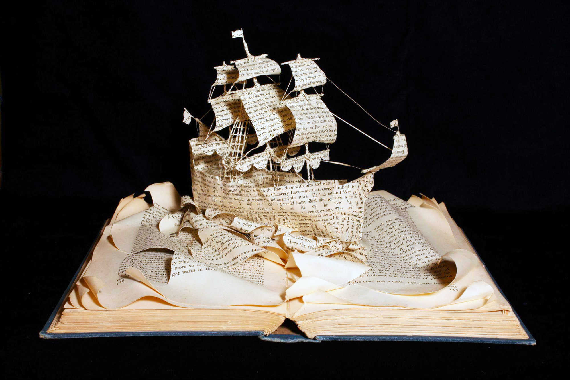 Barco hecho con el papel de un libro
