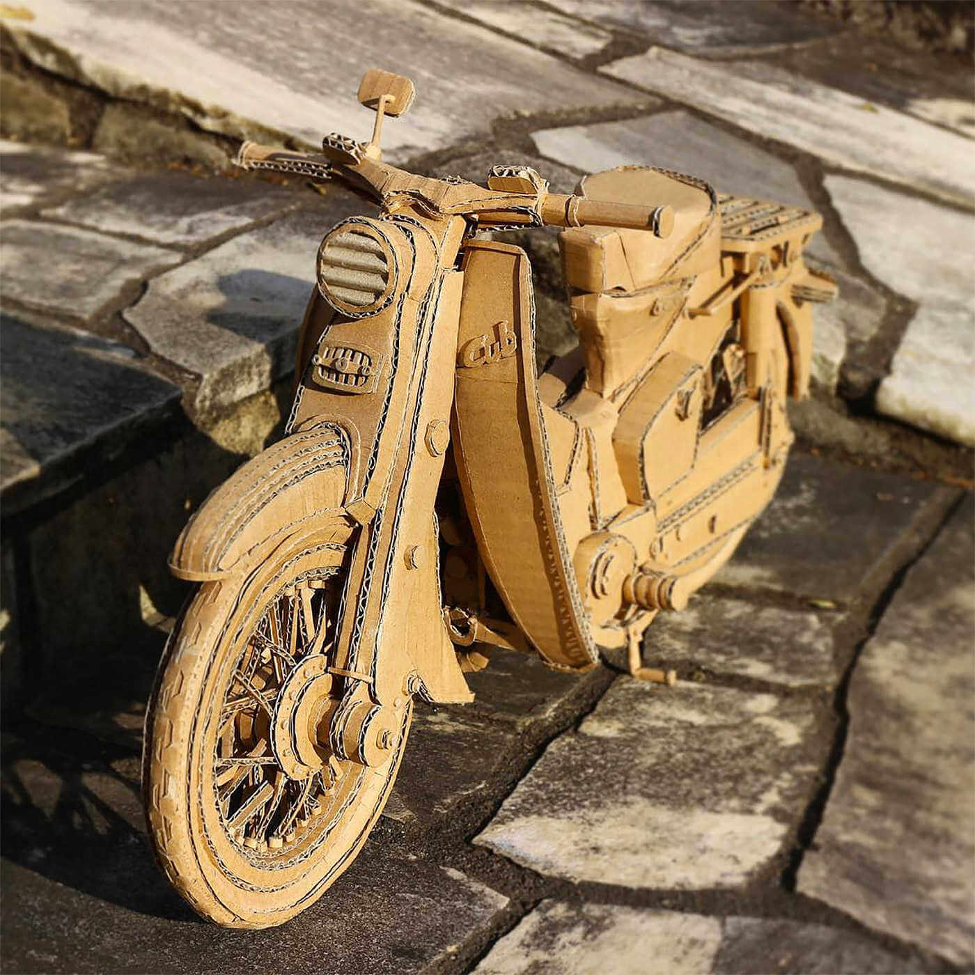 escultura de moto hecha con cartón