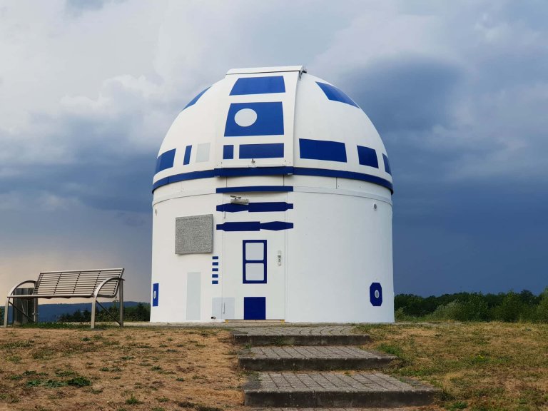 Fachada del observatorio de observatorio de Zweibrücken en alemania pintado de r2d2