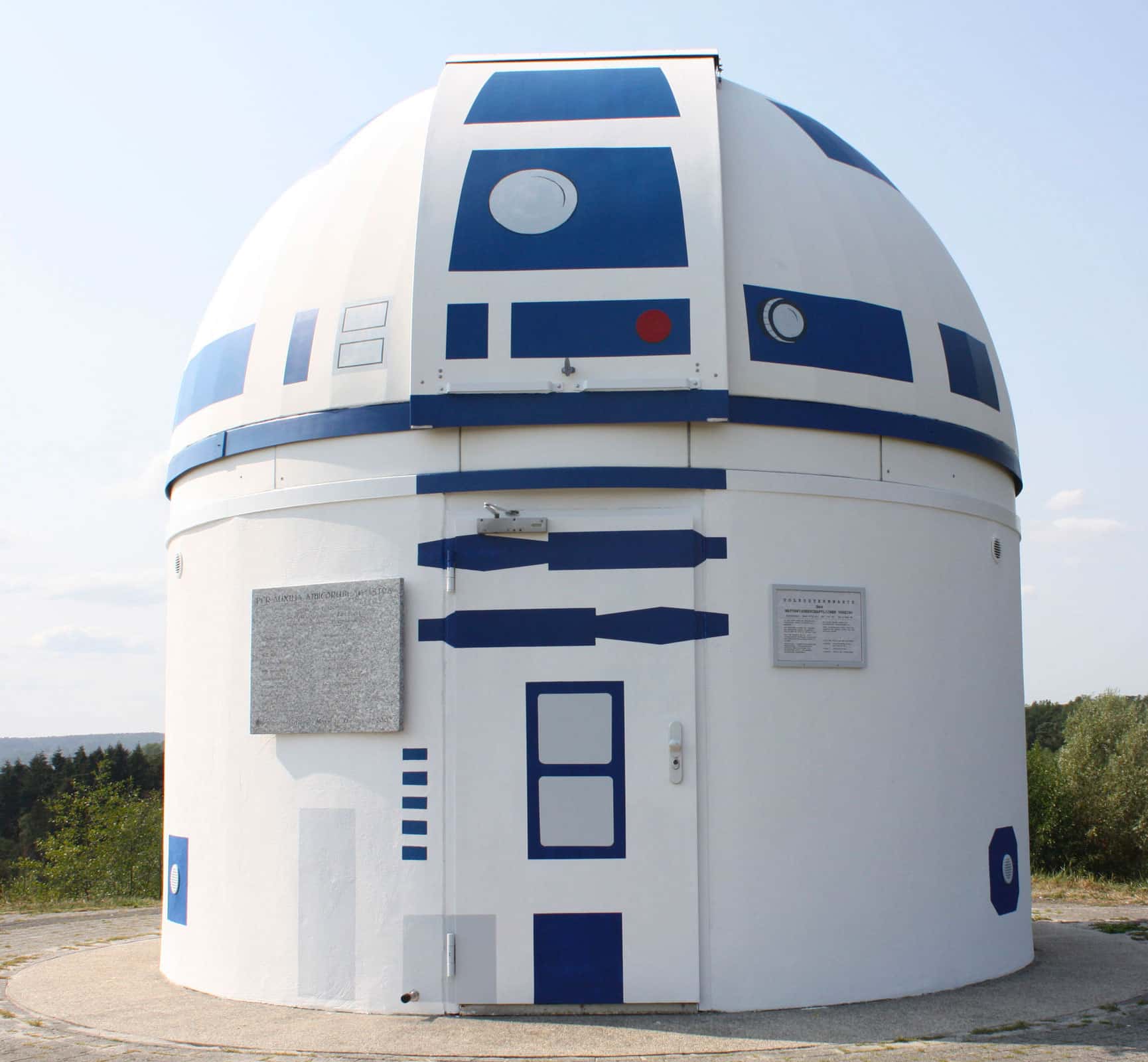 entrada de observatorio pintado de personaje de star wars r2d2 street art