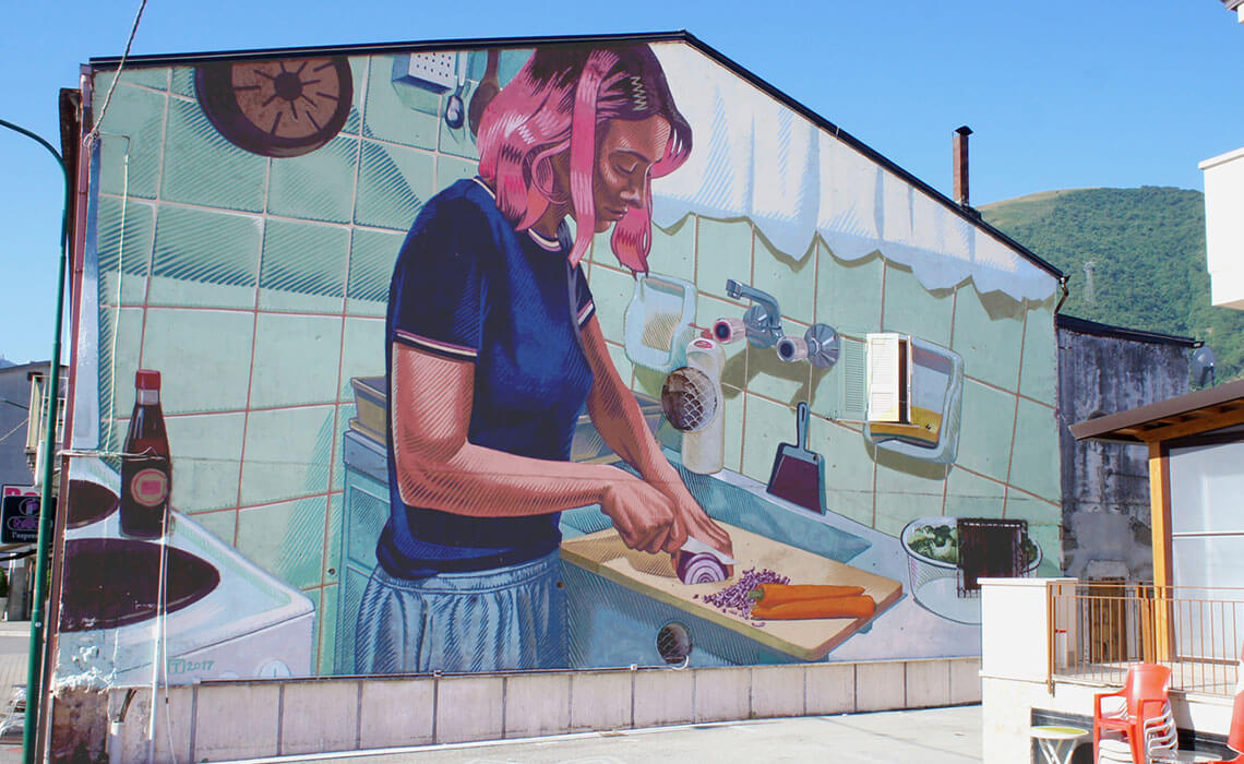 Graffiti mujer cocinando Dimitris Taxis