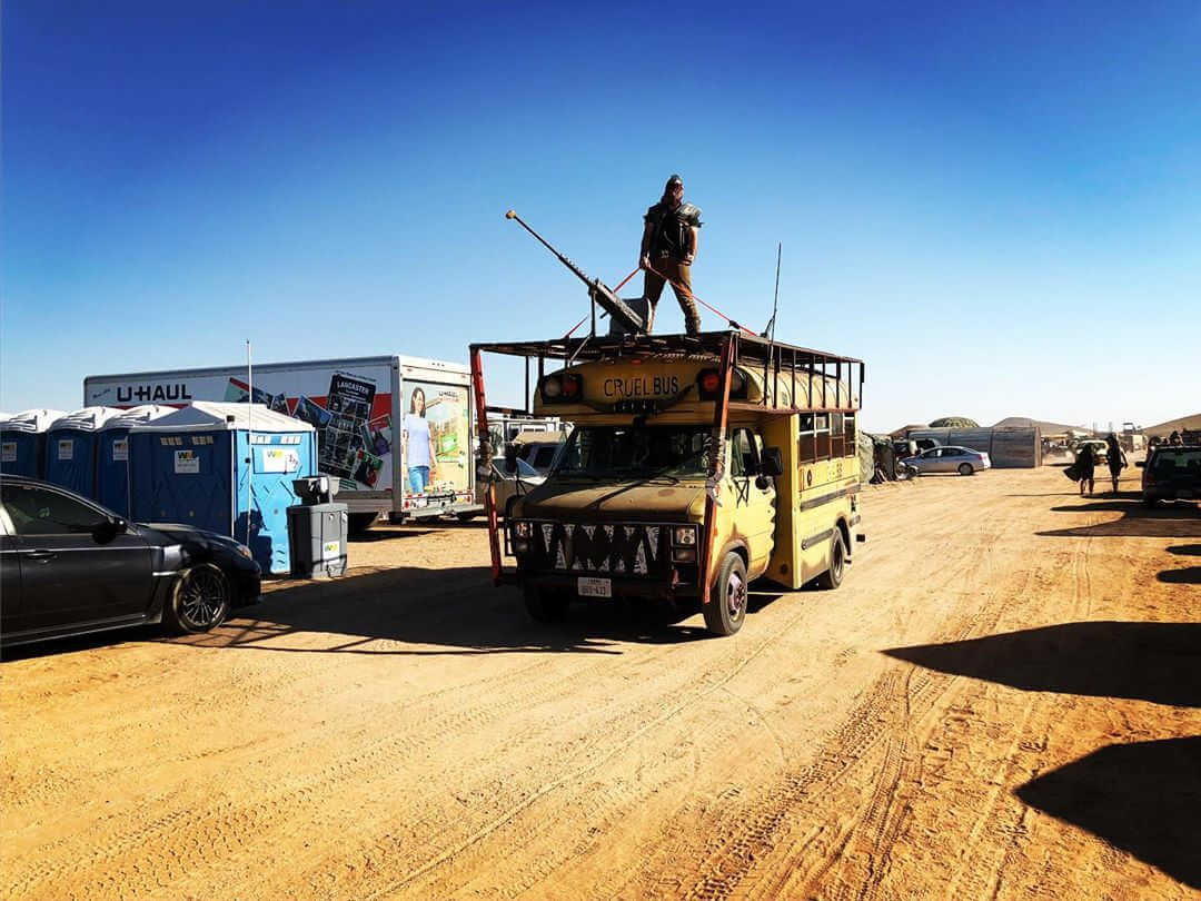 camioneta con metralleta de estilo post-apocaliptico wasteland weekend