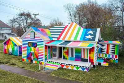 Colores y formas geométricas transforman una casa abandonada por Okuda San Miguel