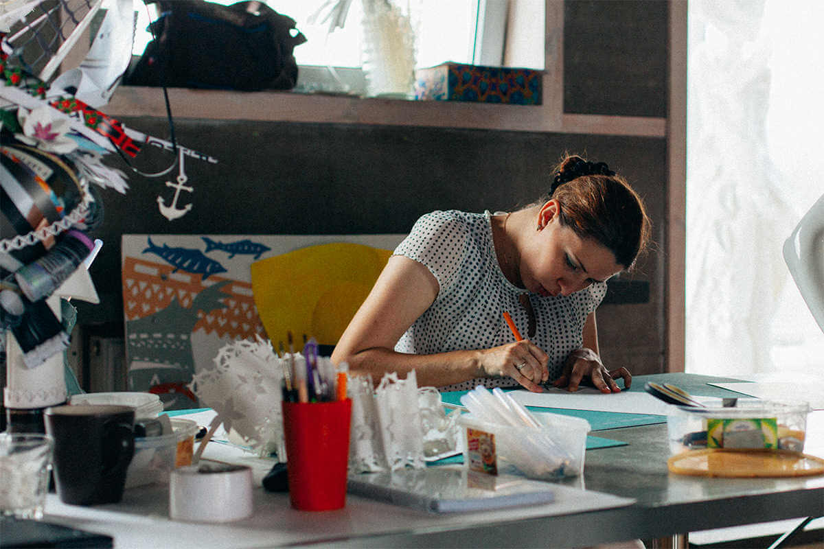 Asya Kozina trabajando en la creación de una peluca de papel