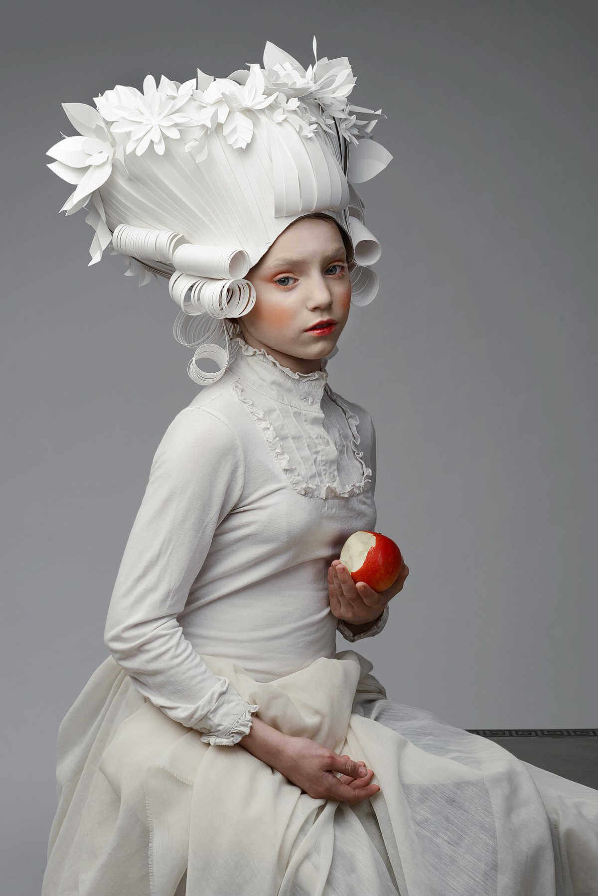 chica con peluca de hecha de papel imitando la epoca barroca