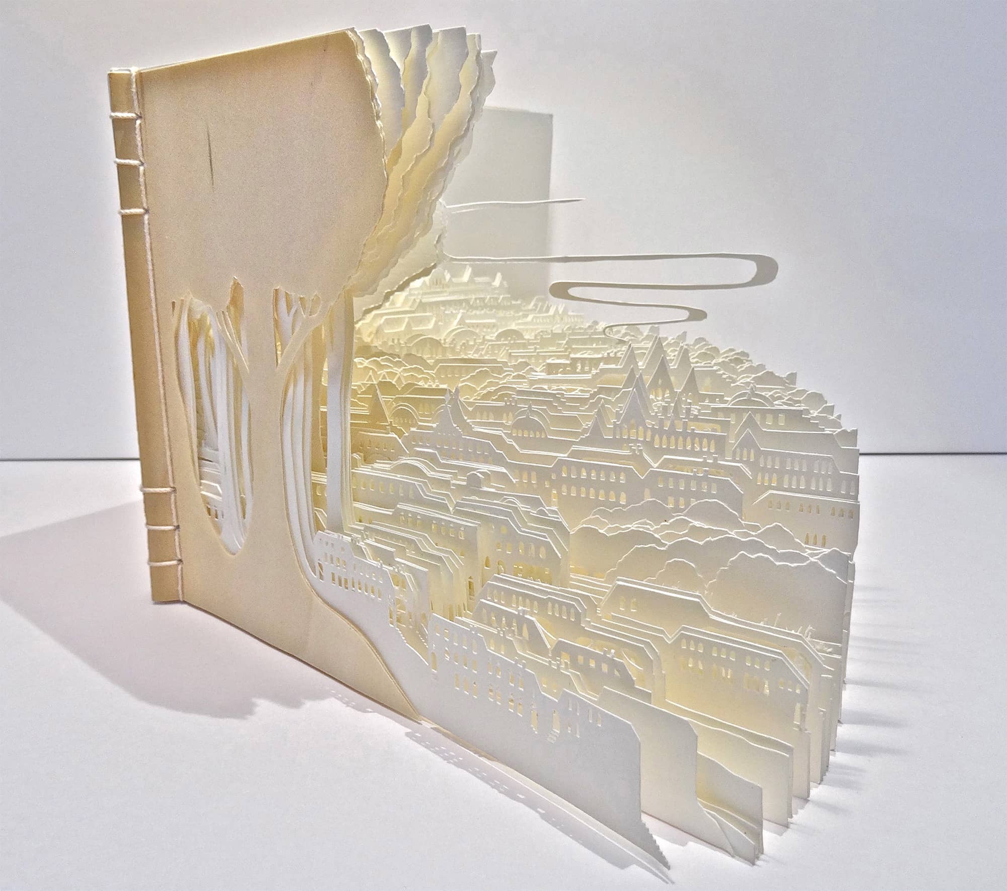 libro hecho de recortes de papel por ayumi shibata