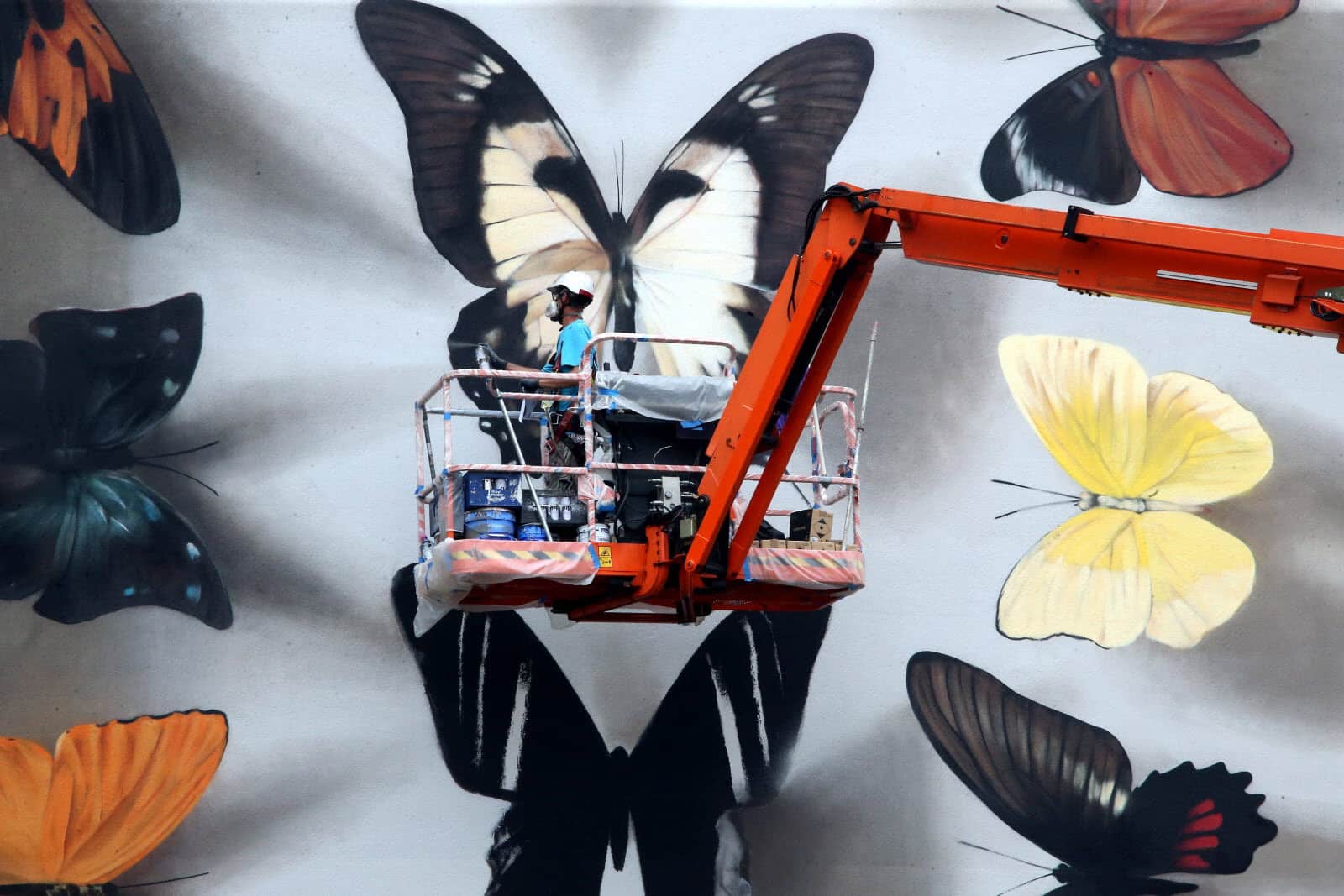 mantra street art butterflyes