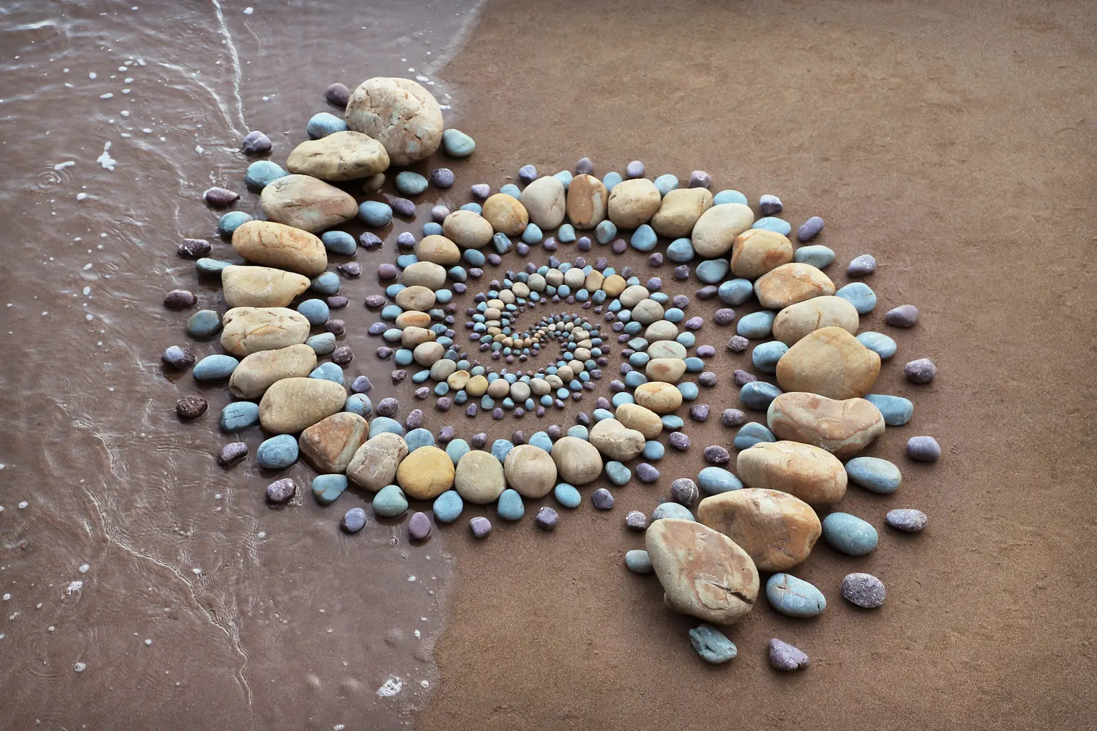 land art piedras arena agua