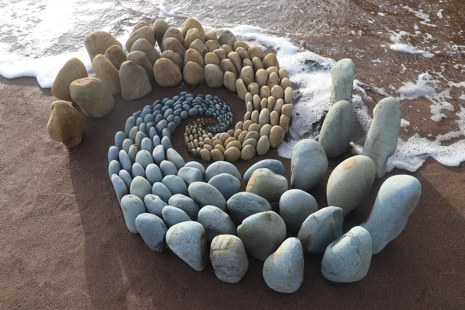 land art piedras olas