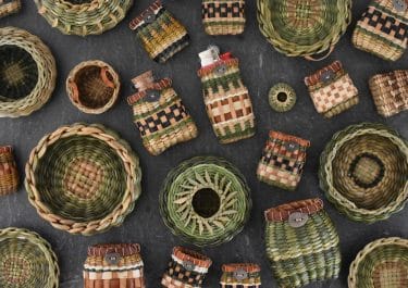 Cestos miniatura tejidos con fibras naturales por Suzie Grieve