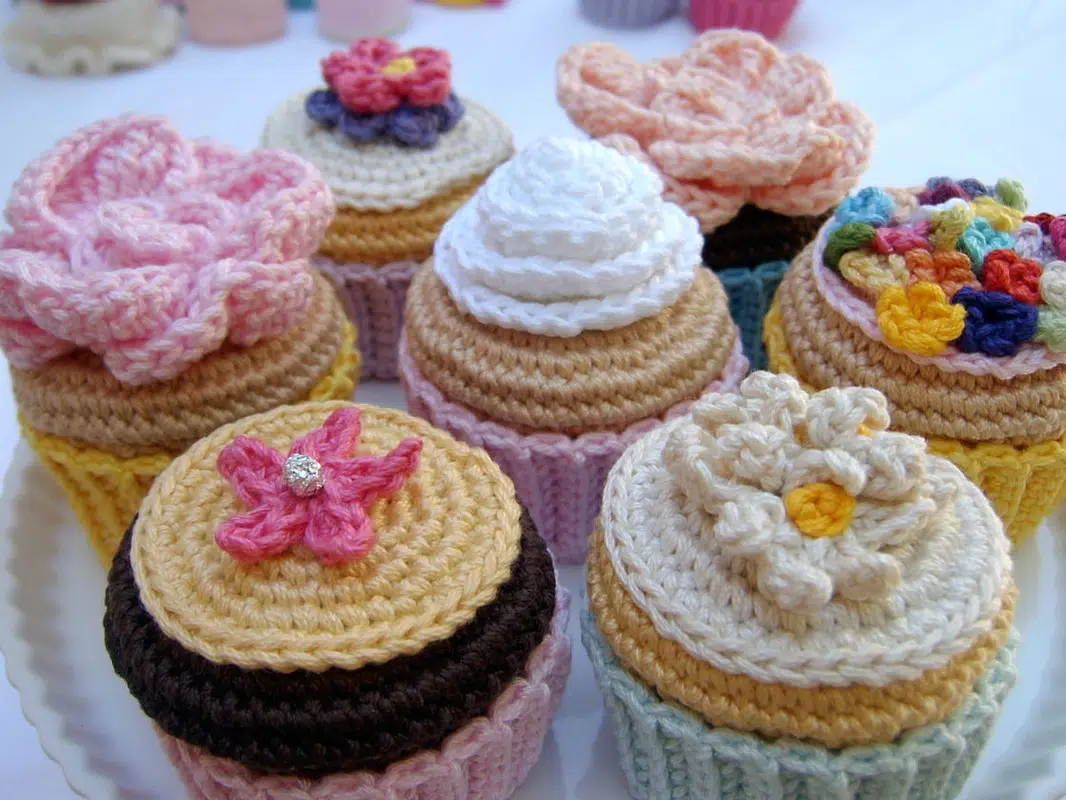 Normalynn Ablao pasta crochet cupcakes