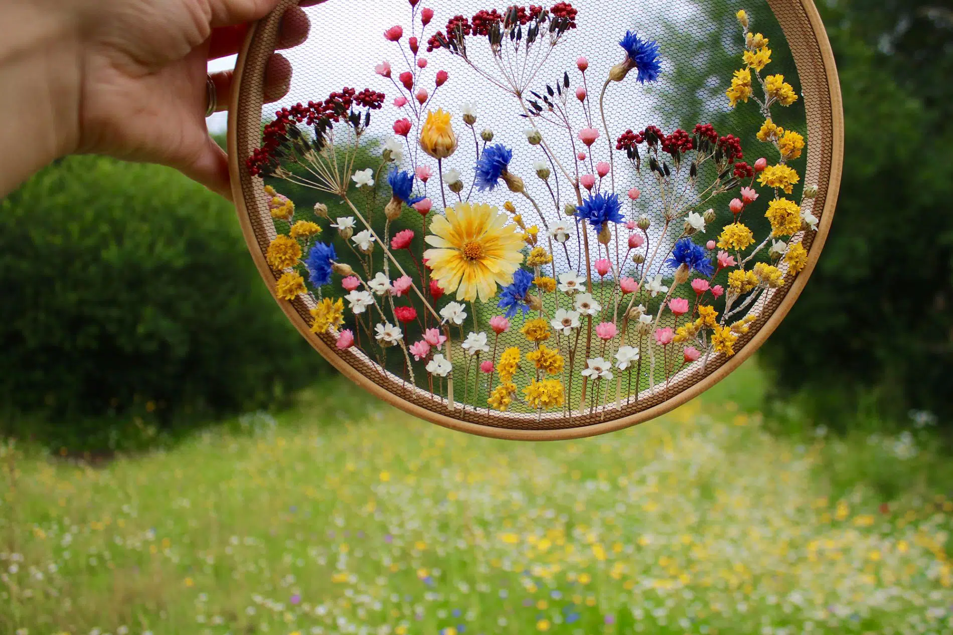 Olga Prinku bordado flores campo