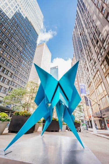 Inmensas esculturas de origami se toman «El Garment District» de Nueva York