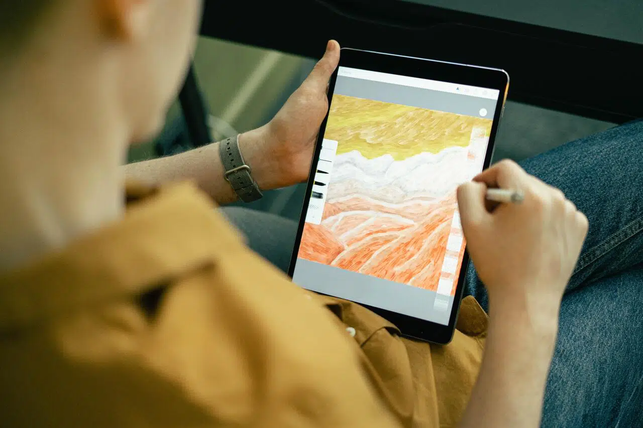 Persona dibujando en una tablet