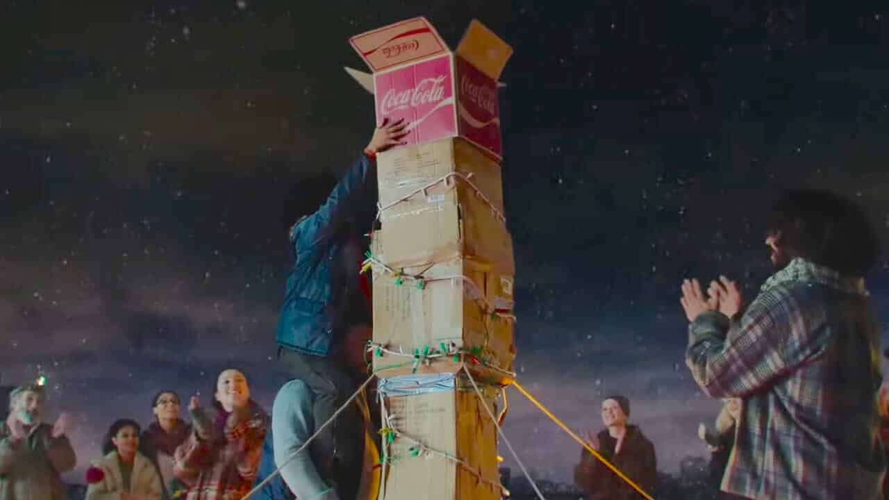 anuncio publicitario navidad coca cola 2021 chimenea de cajas de carton