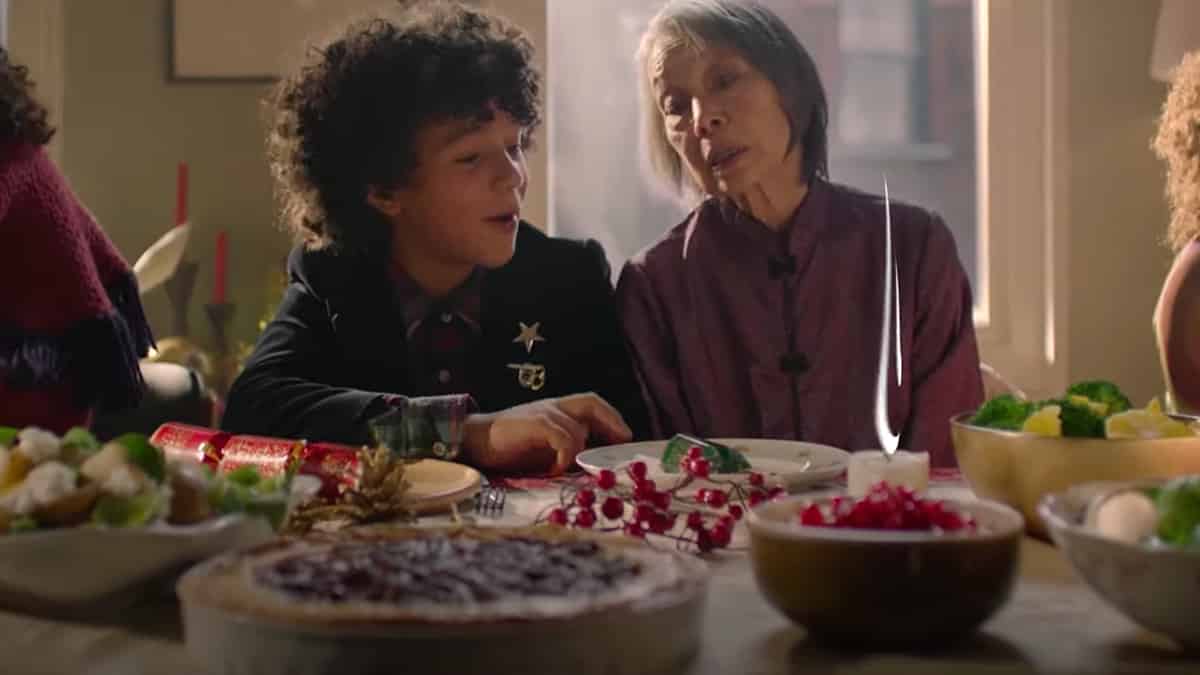 anuncio publicitario navidad coca cola 2021 la magia de la unio, niño con mujer sola
