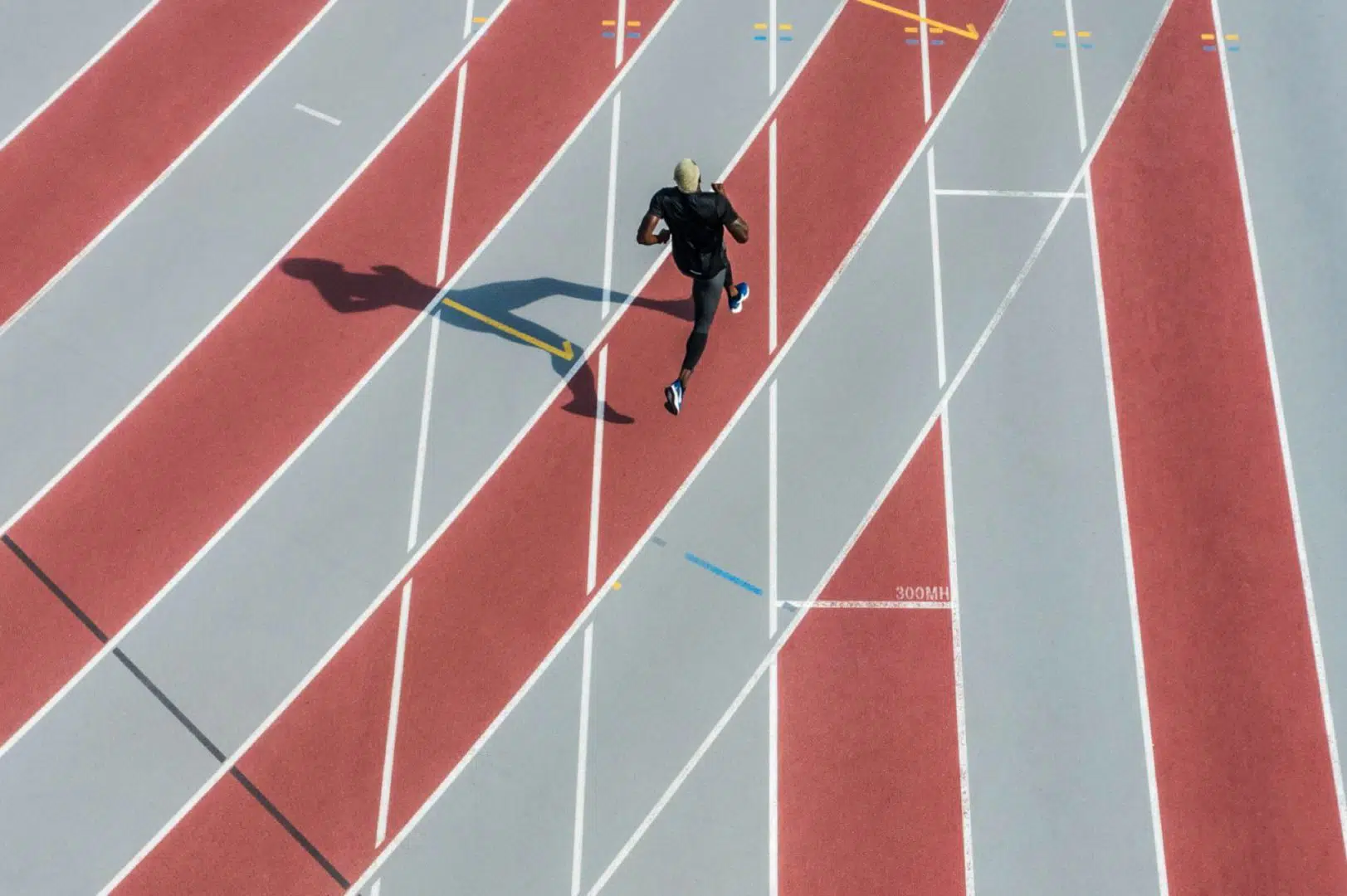atleta fotografiado con dron sobre pista de colores por Ilanna Barkusky