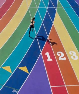 atletismo sobre pista de colores fotografia aerea por Ilanna Barkusky