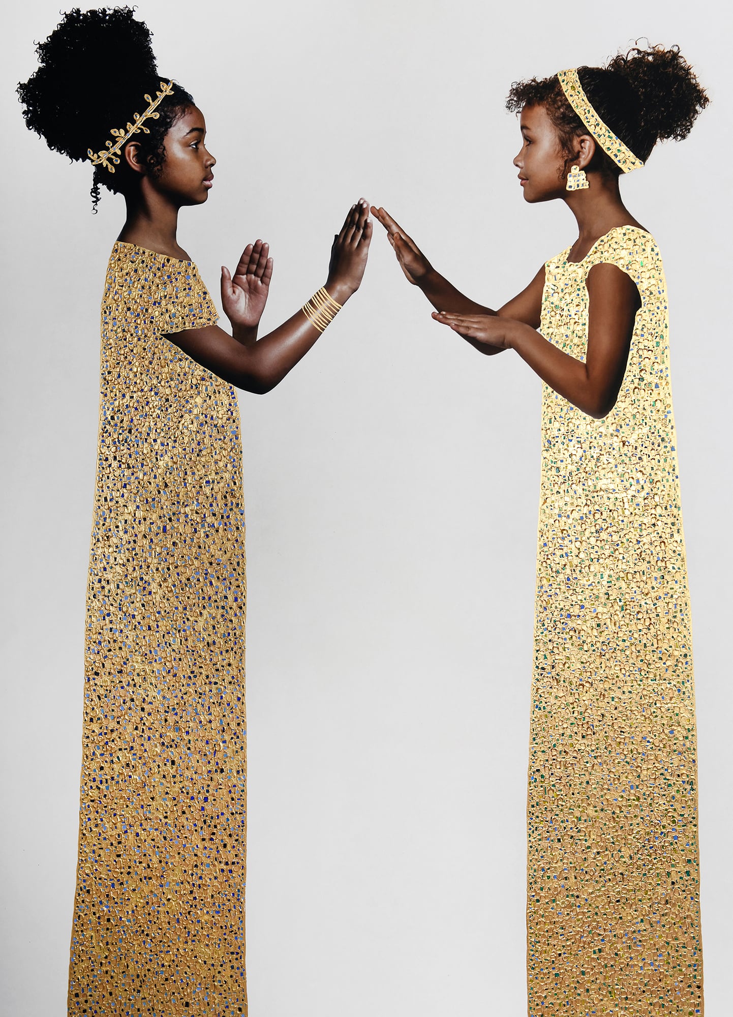 dos niñas negras jugando con vestidos de oro estilo klimt fotografia de tawny chatmon
