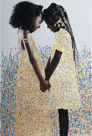 dos niñas negras unidas con estilo klimt fotografoa de tawny chatmon