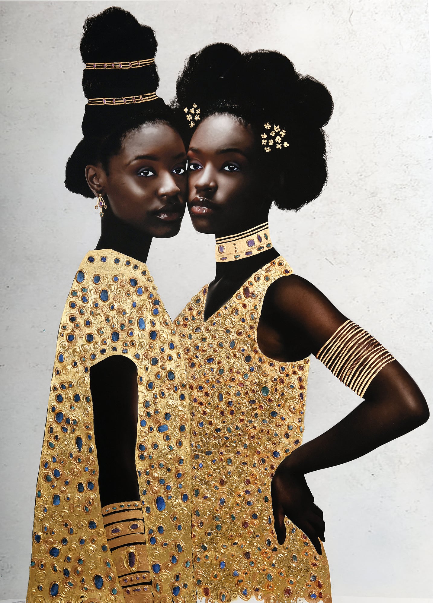 el pdoer de la union en dos mujeres negras con detalles en oro fotografia de tawny chatmon