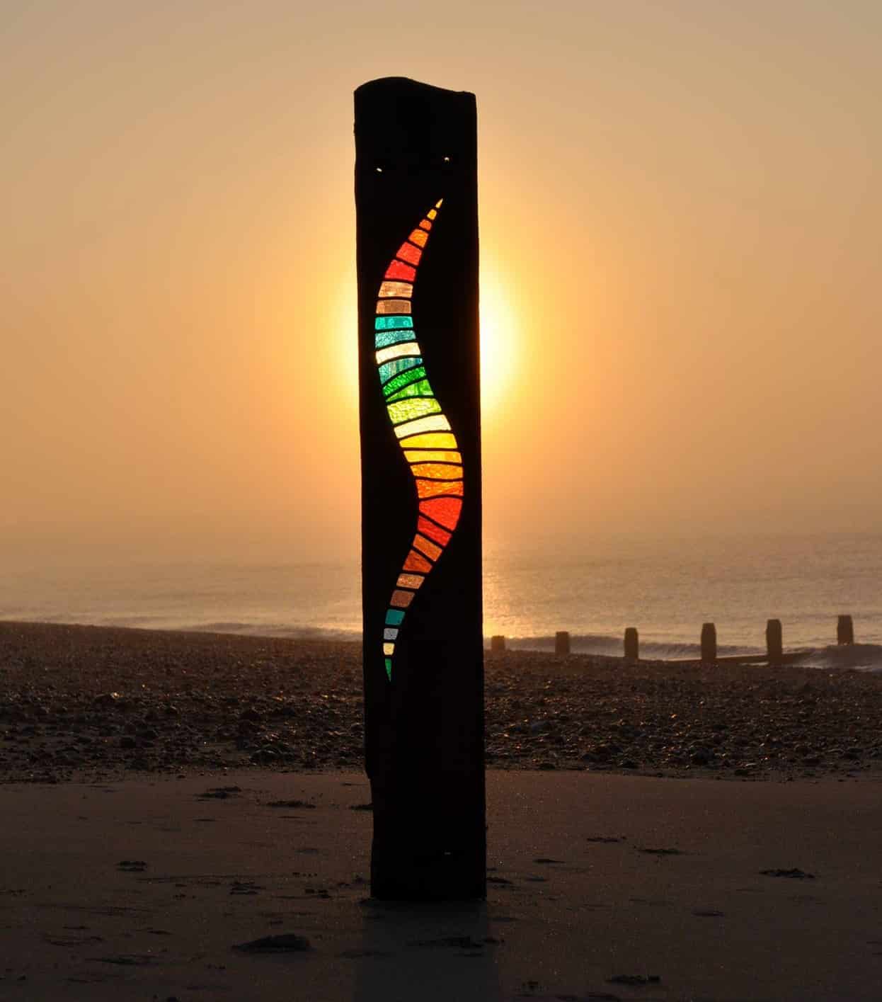 escultura de vidrio de colores y madera reciclada del mar