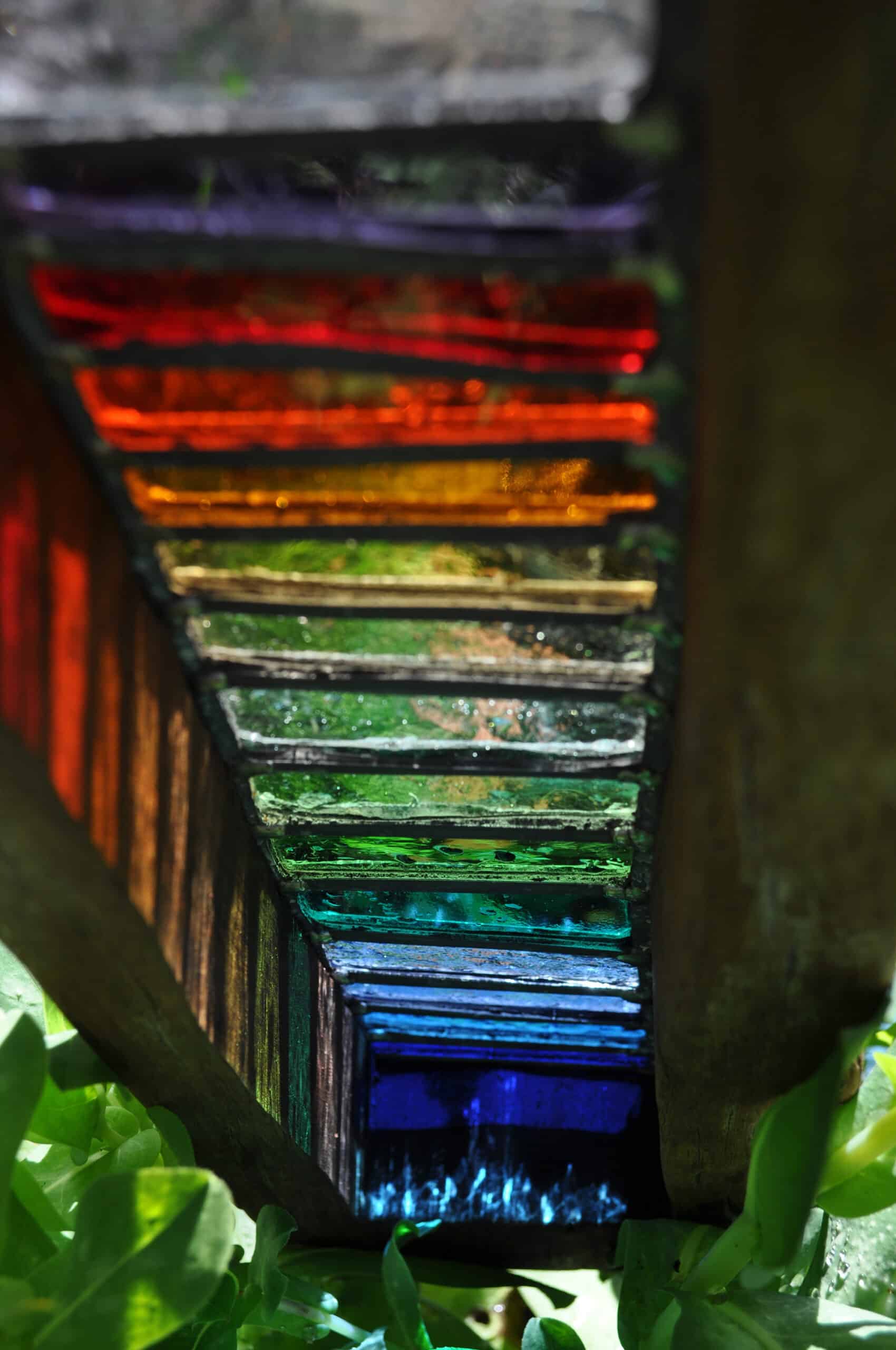 escultura hecha con vidrios de colores en degradado de arcoiris
