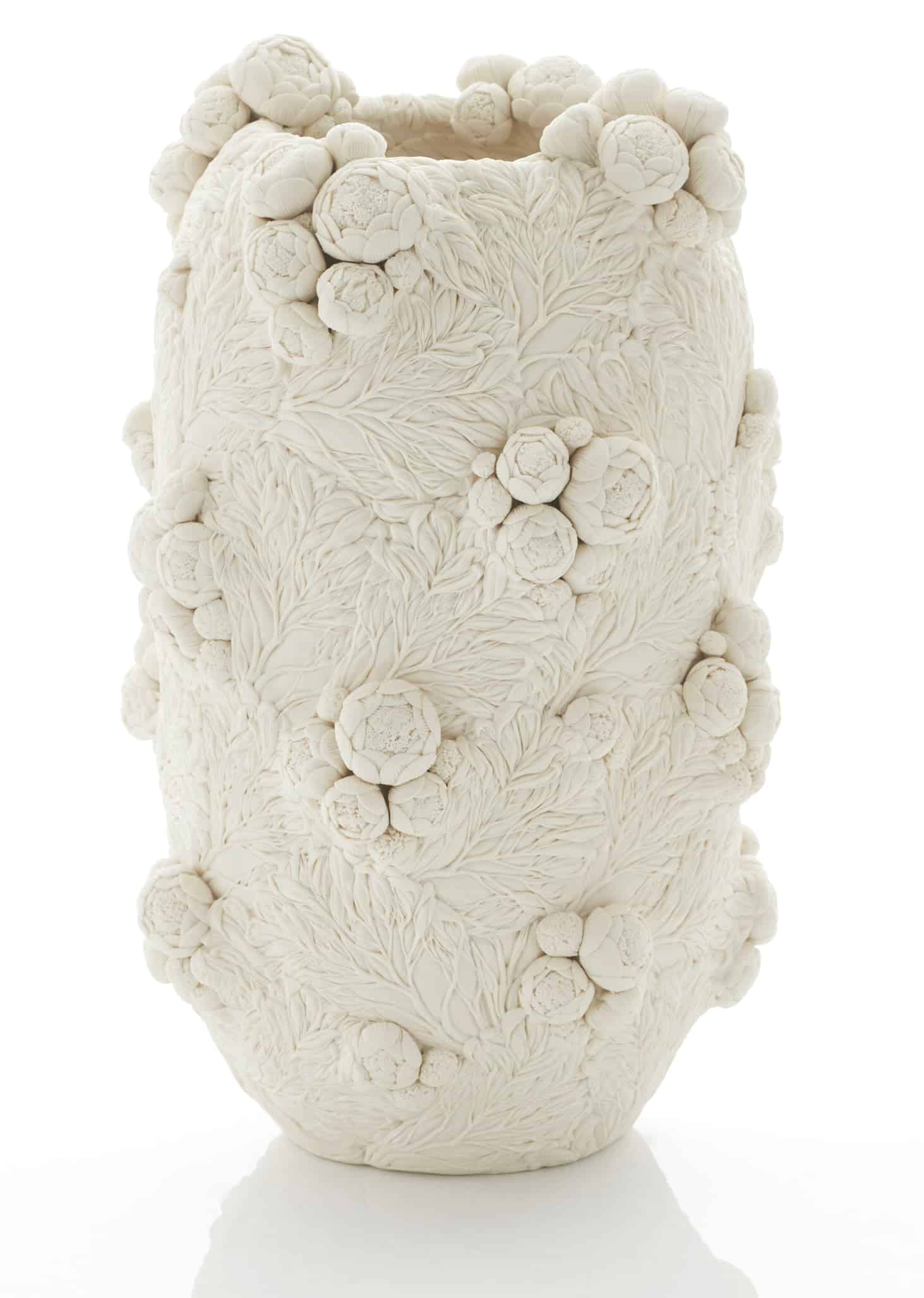 jarron de porcelana blanca con detalles botanicos de hitomi hosono