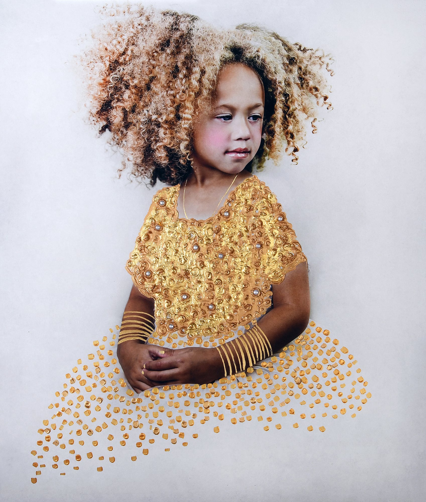 niña con rizosa de oro y vestido estilo klimt fotografia de tawny chatmon