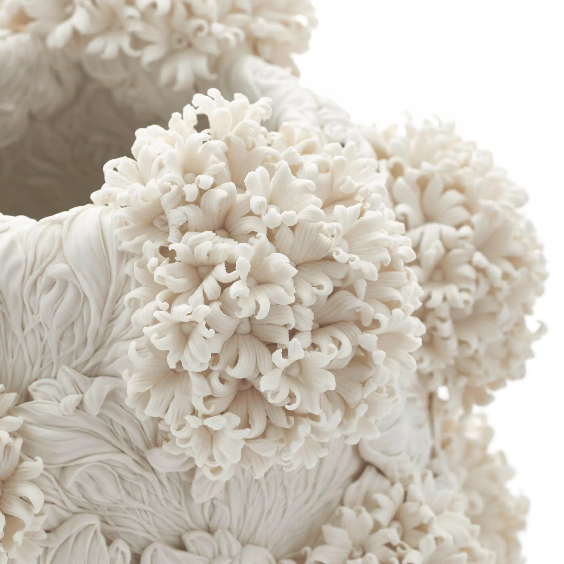 petalos de flores detalaldos en la obra de ceramica de hitomi hosono