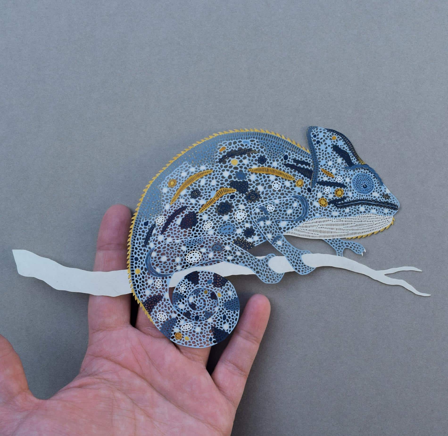 piel de camaleon creada con papel cortado en la obra de pippa dyrlaga