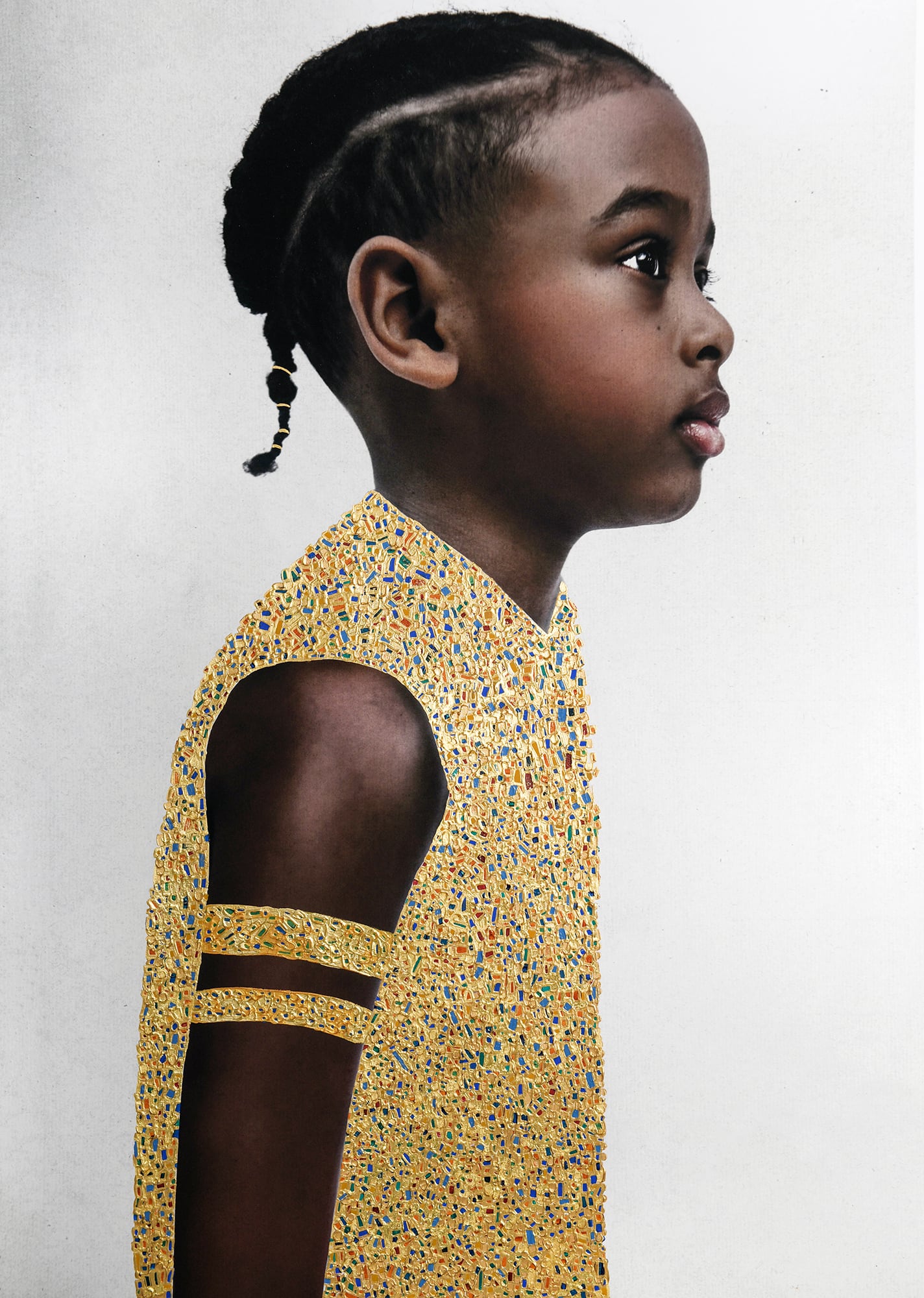 retrato fotografico de niño negro con trenzas con vestido dorado tipo klimt por tawny chatmon